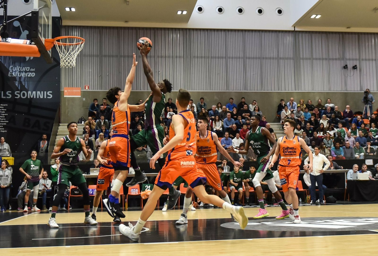 Momento del partido entre el Valencia y el Unicaja.