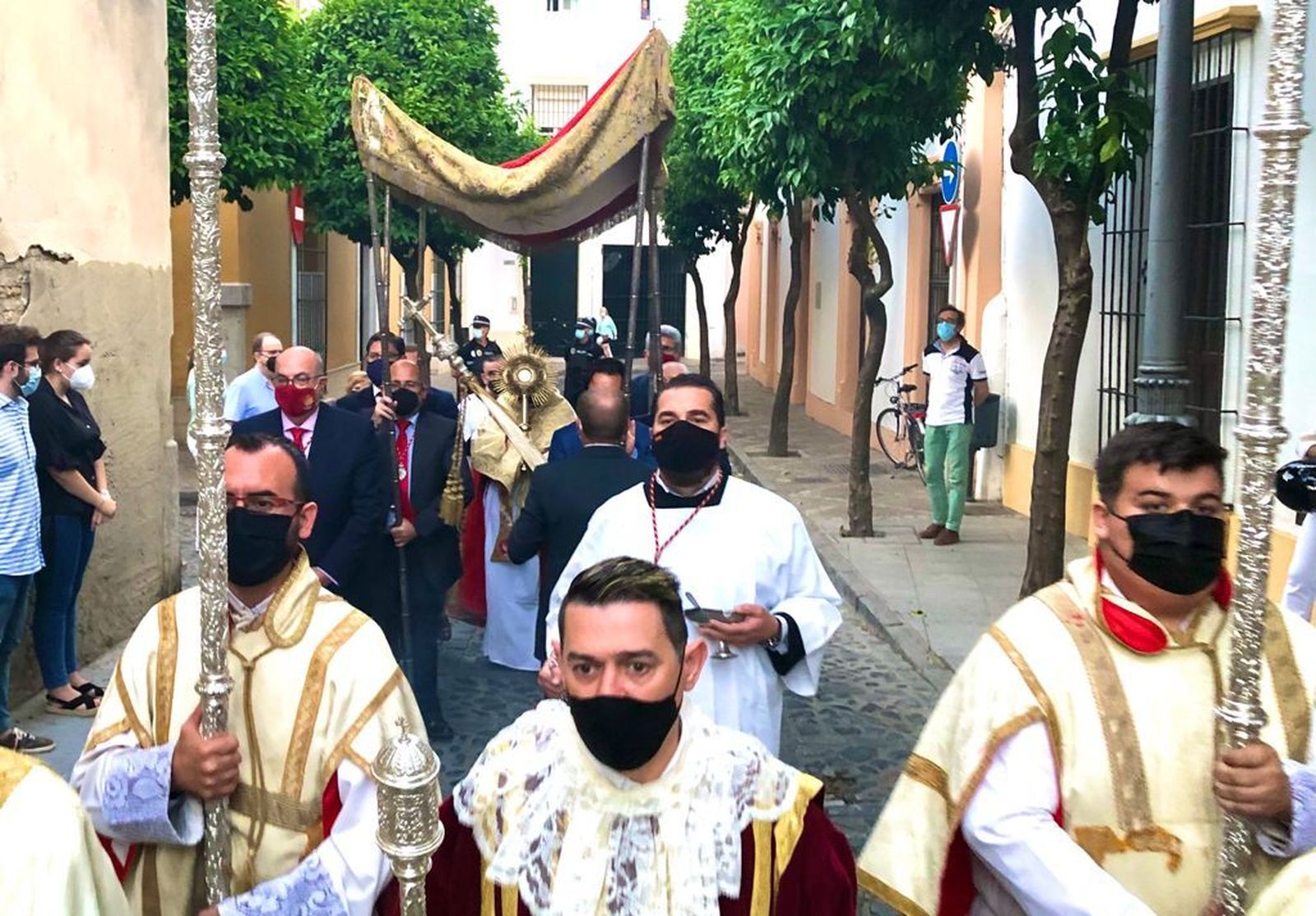 El Santísimo salió por la feligresía de San Marcos.