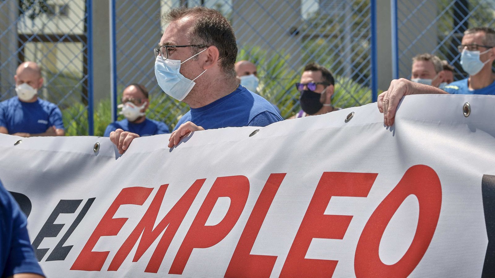 Concentración de trabajadores de Airbus a las puertas de la factoría de Puerto Real