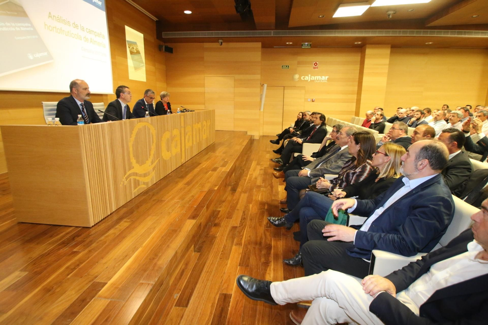 La Casa de Cultura de Cajamar, abarrotada para la presentación del informe de campaña hortofrutícola.