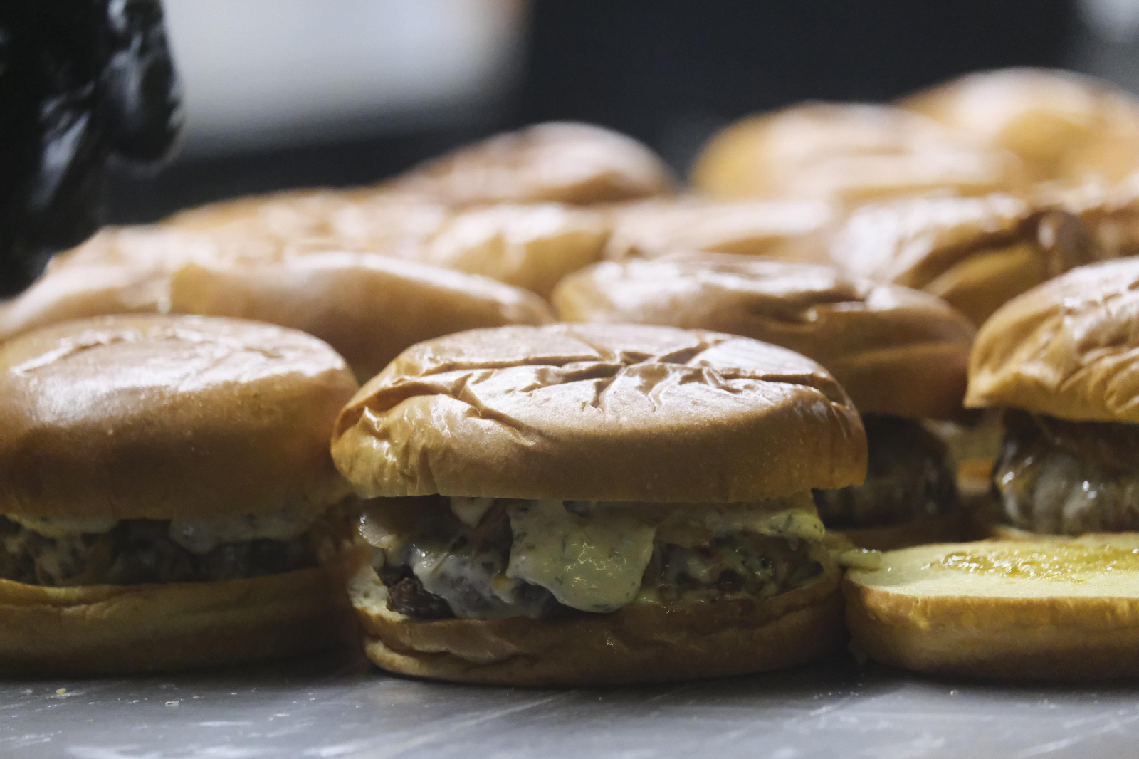 Neón y brasas en El Vial: el lleno absoluto de The Champions Burger en Córdoba Neón y brasas en El Vial: el lleno absoluto de The Champions Burger en Córdoba