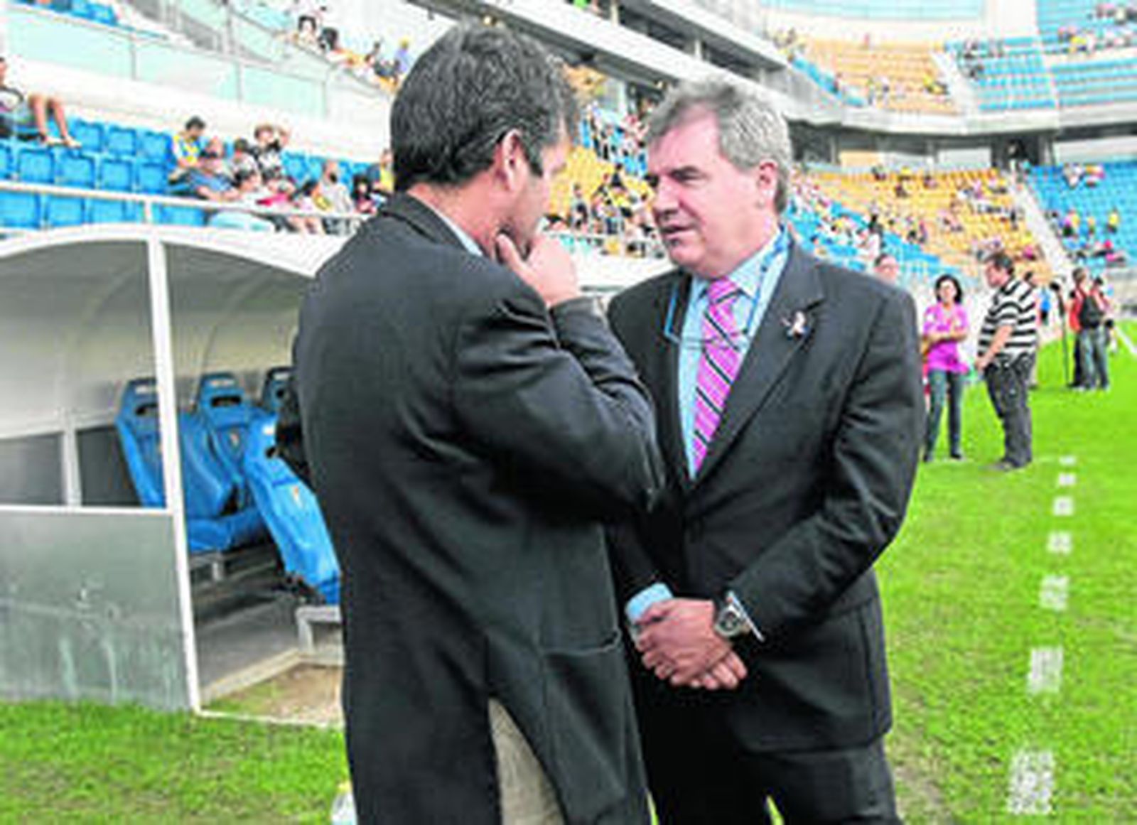 Manuel Vizcaíno dialoga a pie de campo antes del comienzo del encuentro.
