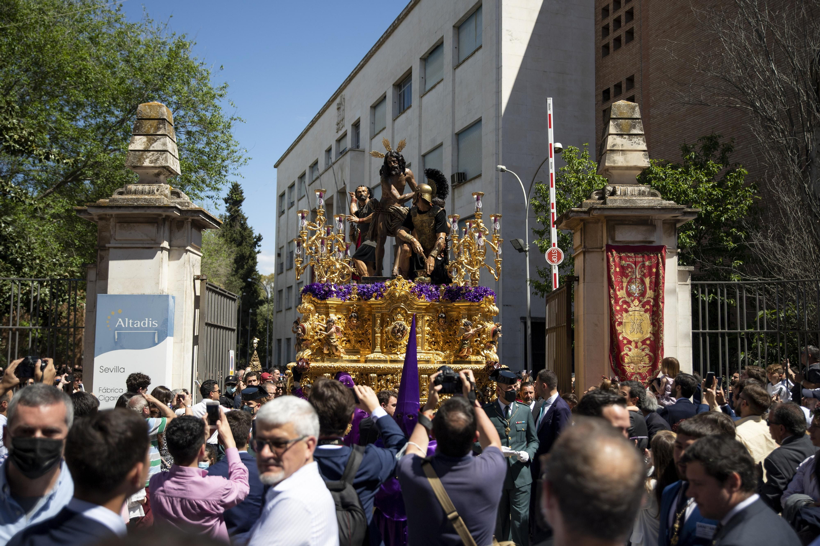 Imágenes de la salida en procesión de Las Cigarreras