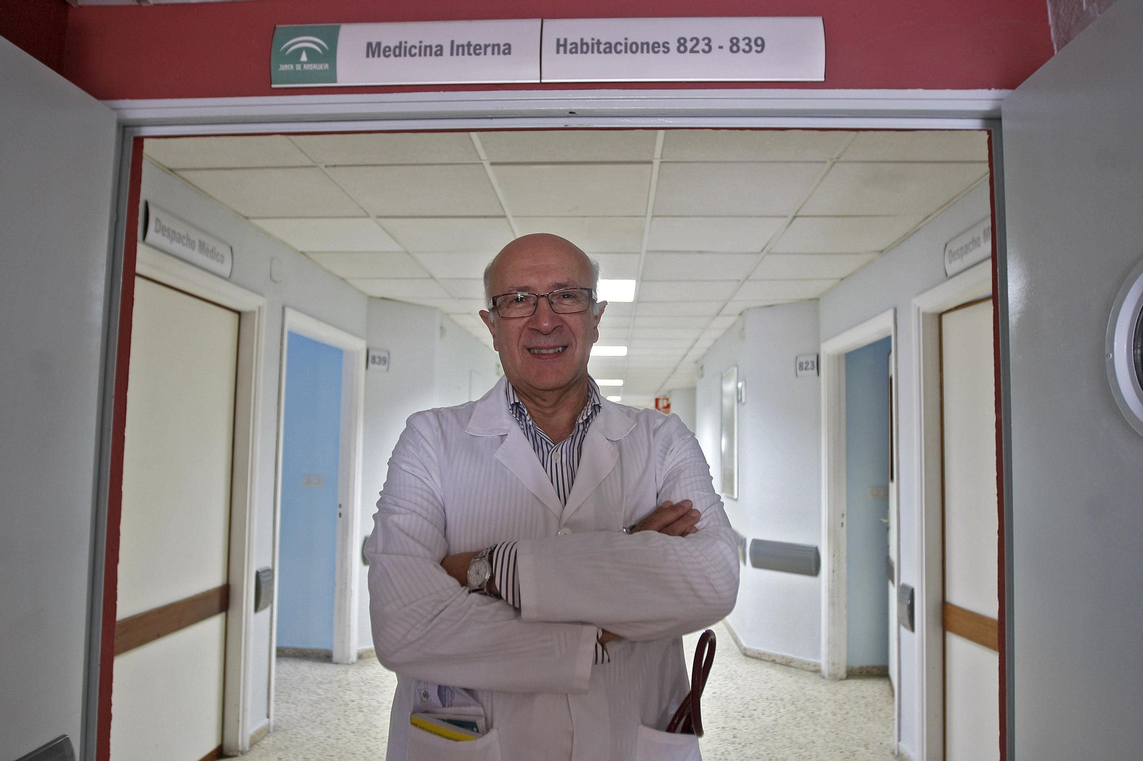 El doctor José Antonio Girón, en la Unidad de Medicina Interna del Puerta del Mar.