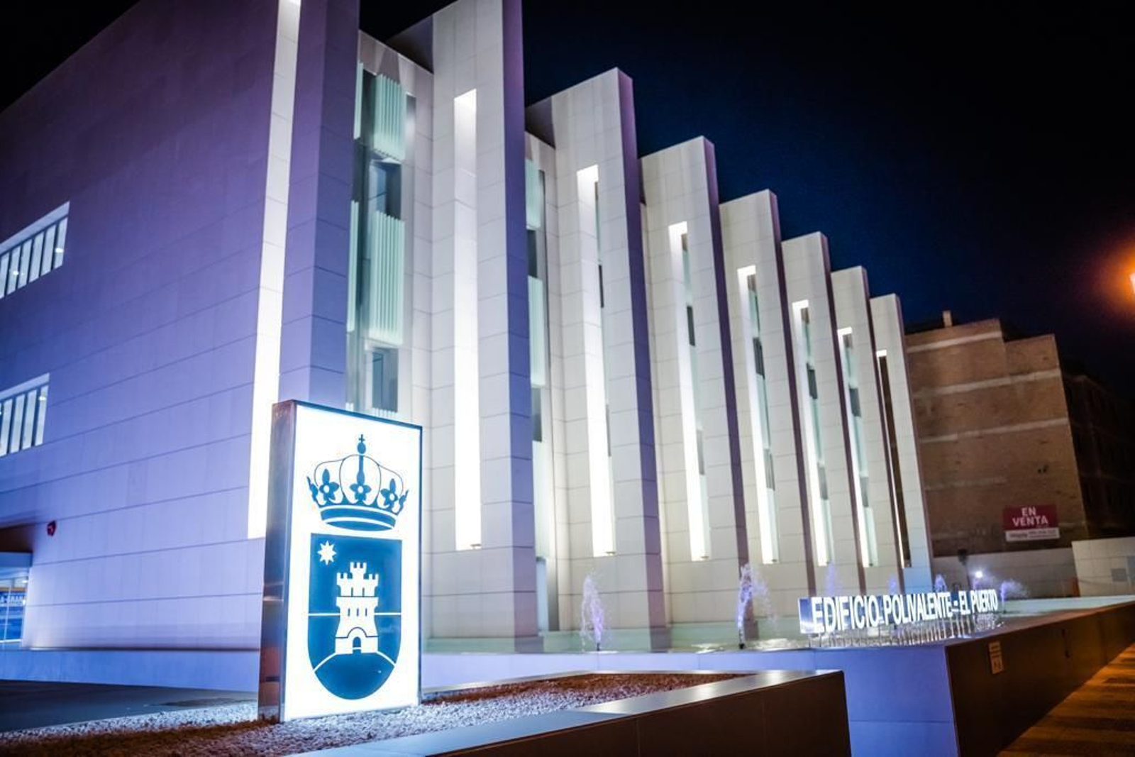 Un gran escudo de Roquetas de Mar, frente al flamante nuevo edificio.