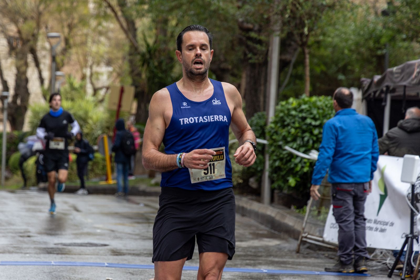 En imágenes: la lluvia no frena a más de un millar de corredores en la V Carrera Popular del IES San Juan Bosco (1)