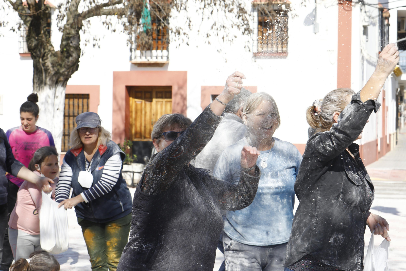 La batalla de la harina de Ochavillo del Río, en imágenes