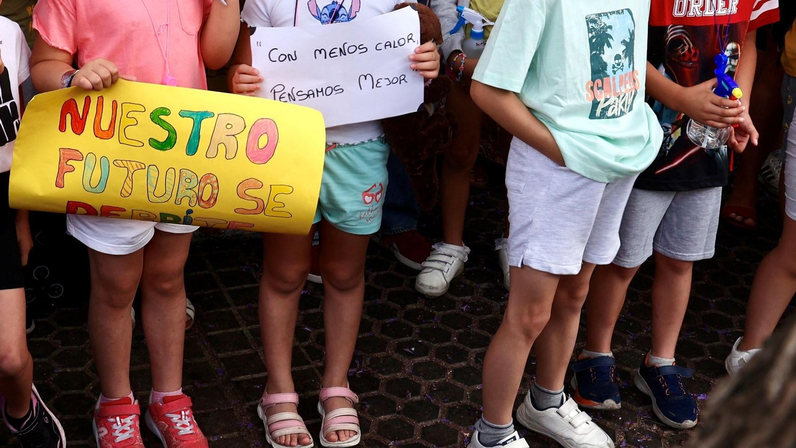 Niños en la protesta del CEIP Borbolla.