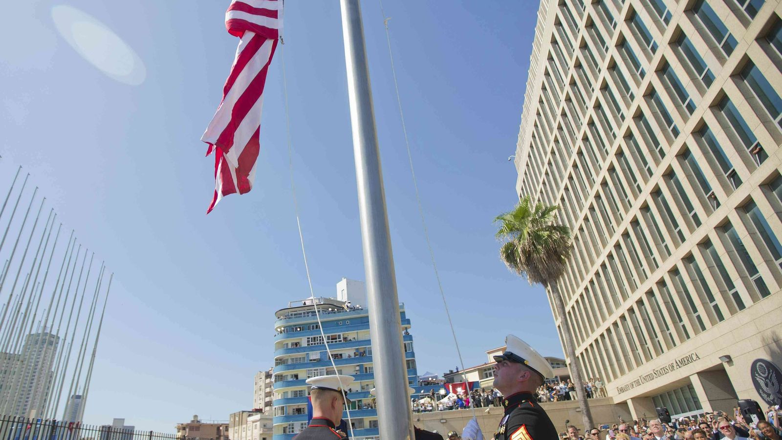 La bandera de Estados Unidos ondea en La Habana.