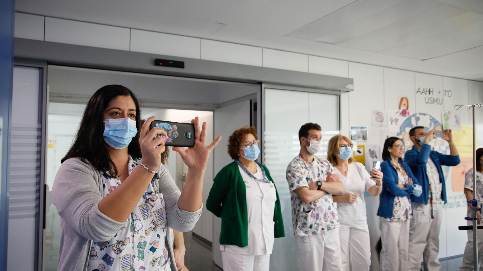 Familiares de los pacientes y los profesionales sanitarios no dudaron en sumarse a la alegría de la fiesta que amenizó la mañana en la quinta planta del centro sanitario de referencia de la provincia