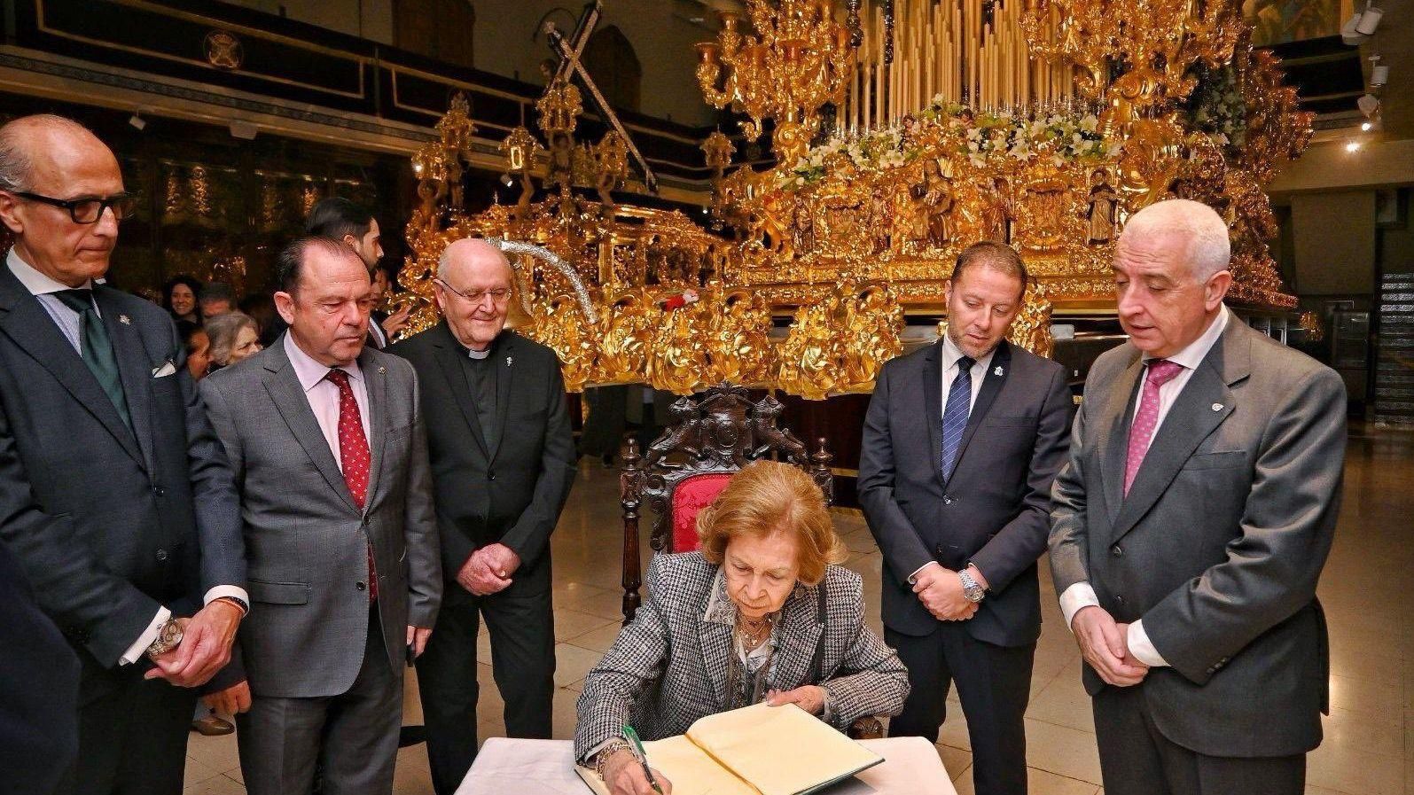 La Esperanza de Málaga nombra Camarera de Honor de la Virgen a la Reina Doña Sofía
