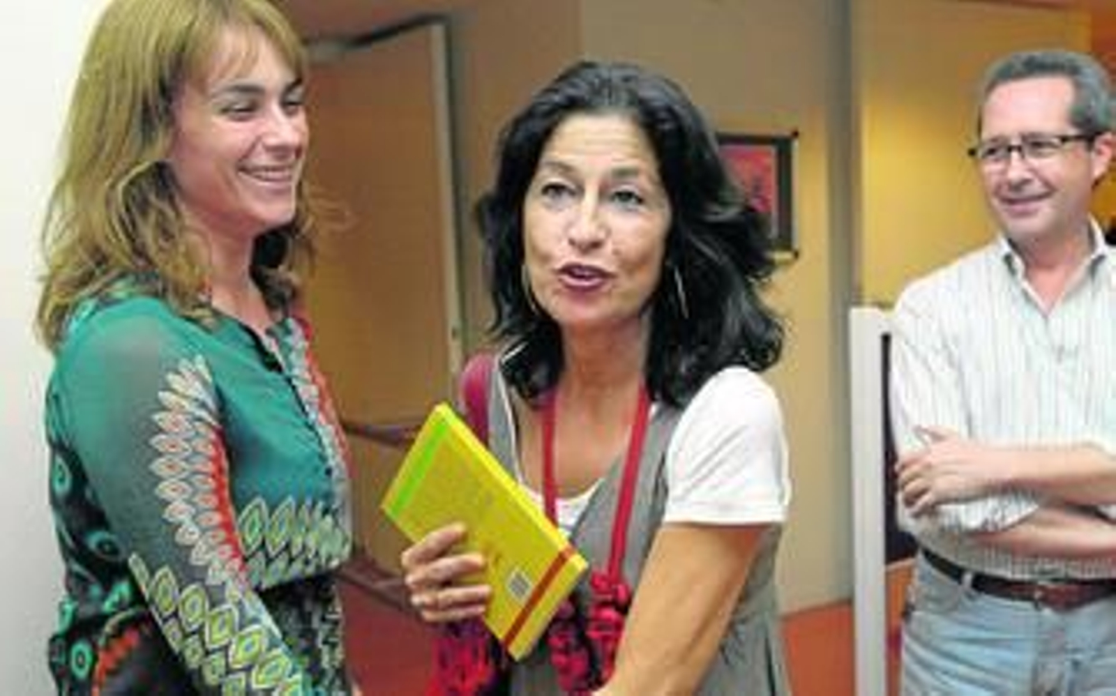 Mercedes de Pablos, con Sara Mesa, ganadora del Ciudad de Málaga.