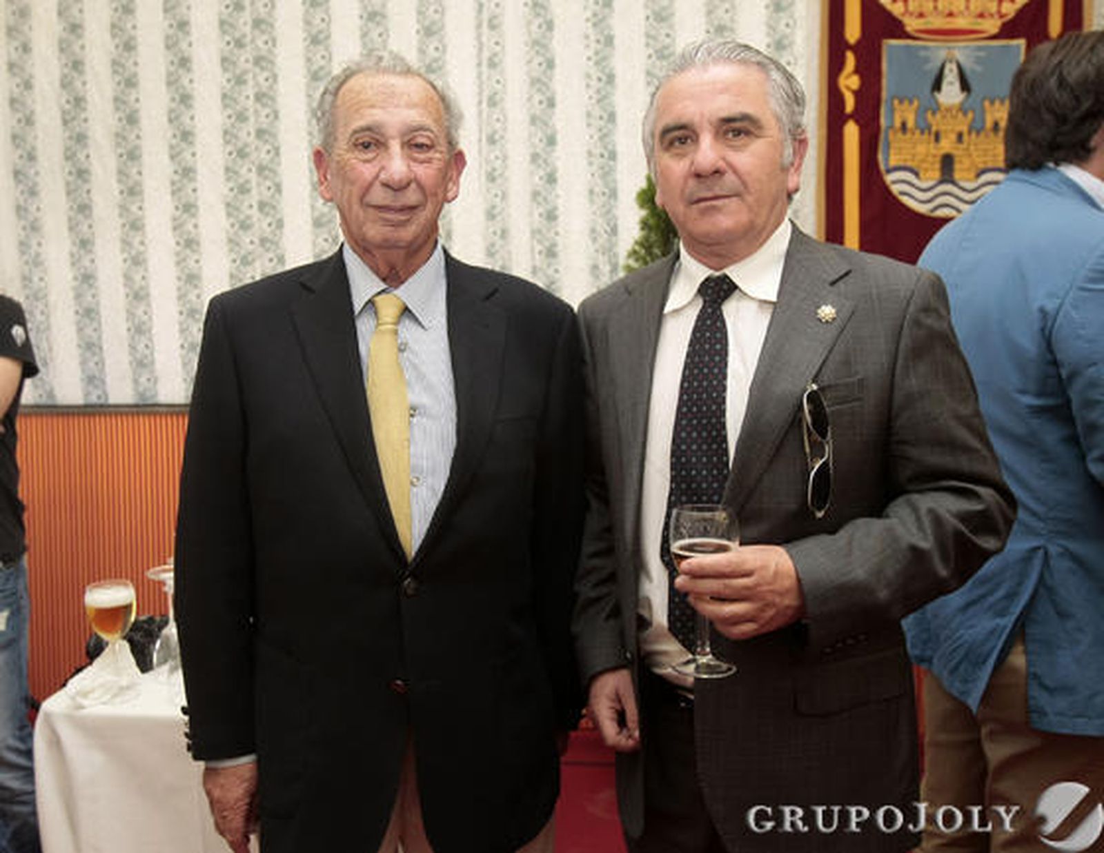 El doctor Carmelo Delfín, con el inspector de la Policía Nacional Luis Casais, ayer en la caseta municipal.

Foto: Fito Carreto