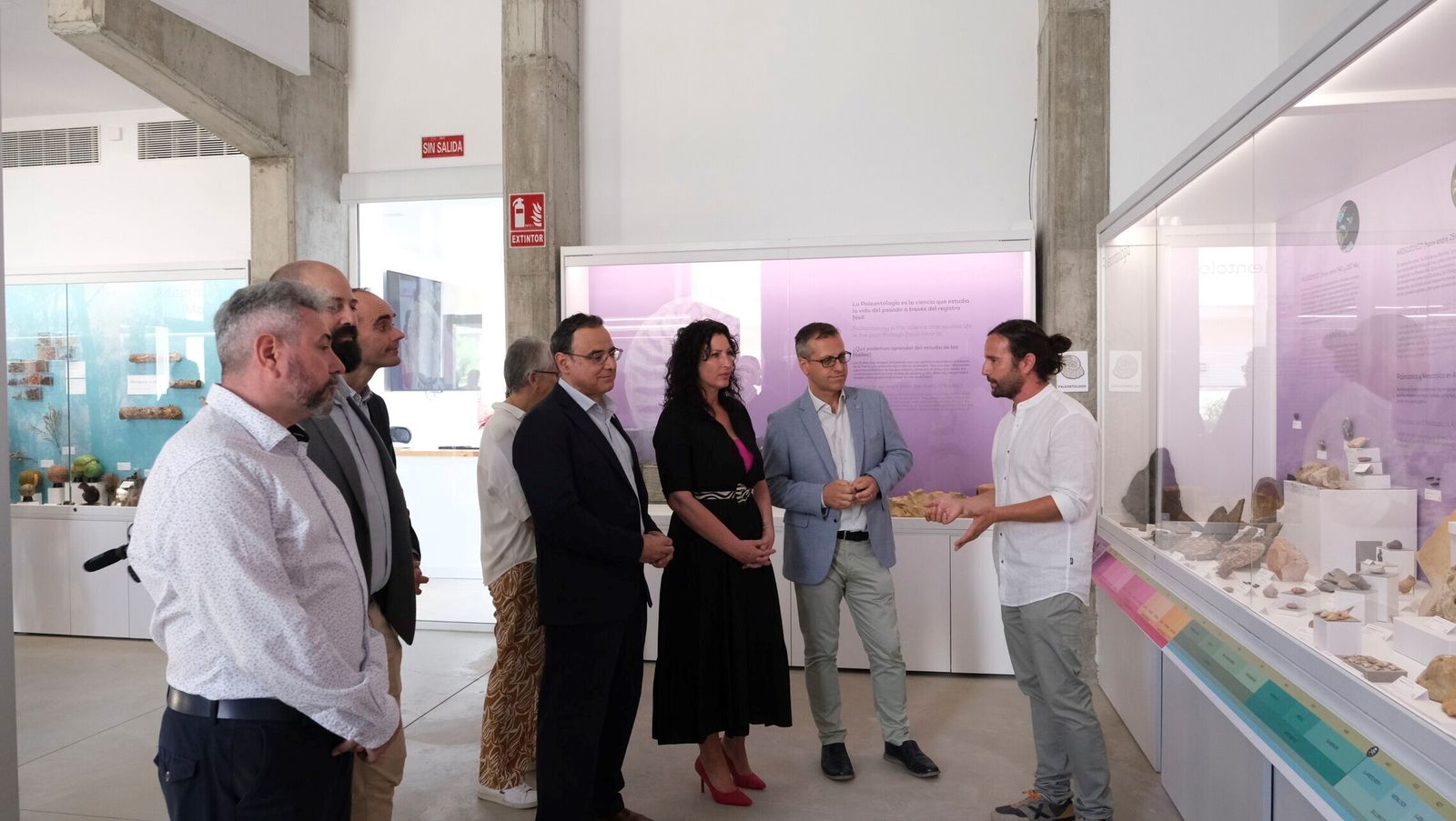 José Luis Molina, investigador del centro, explica las colecciones al rector, la alcaldesa y el concejal de Sostenbilidad.