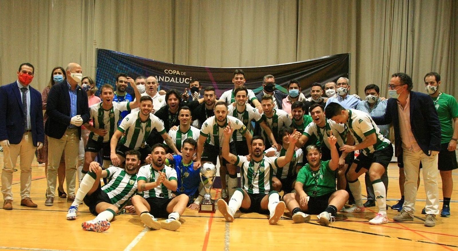 Los jugadores del Córdoba Patrimonio de la Humanidad posan con la Copa de Andalucía conquistada en Baena.