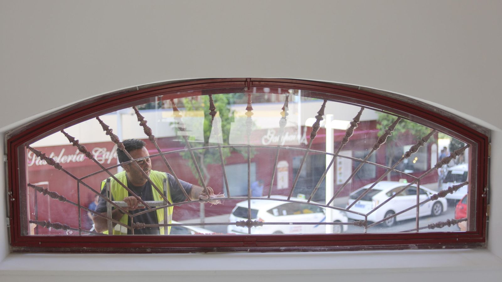 Un operario realiza trabajos en una de las ventanas.