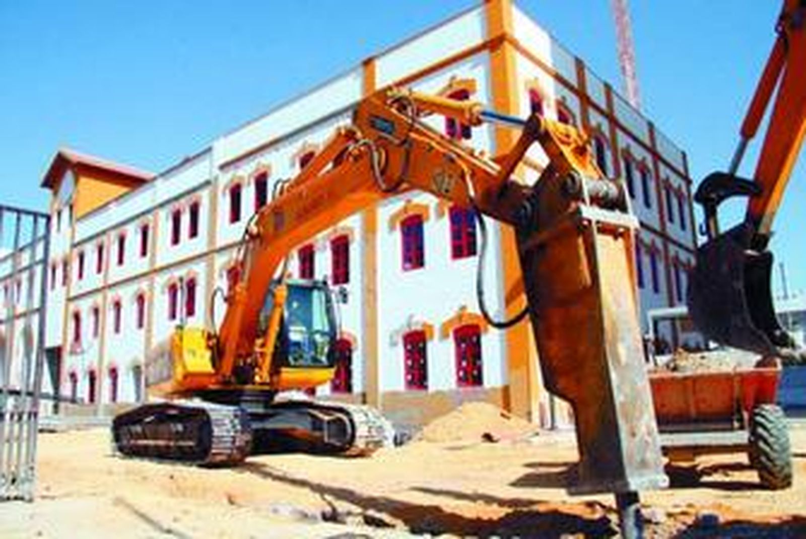 Maquinaria de obra, en plena faena en la antigua fábrica.