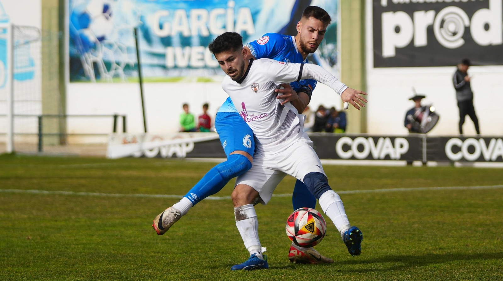 Molina es presionado por Parejo. Molina es presionado por Parejo.