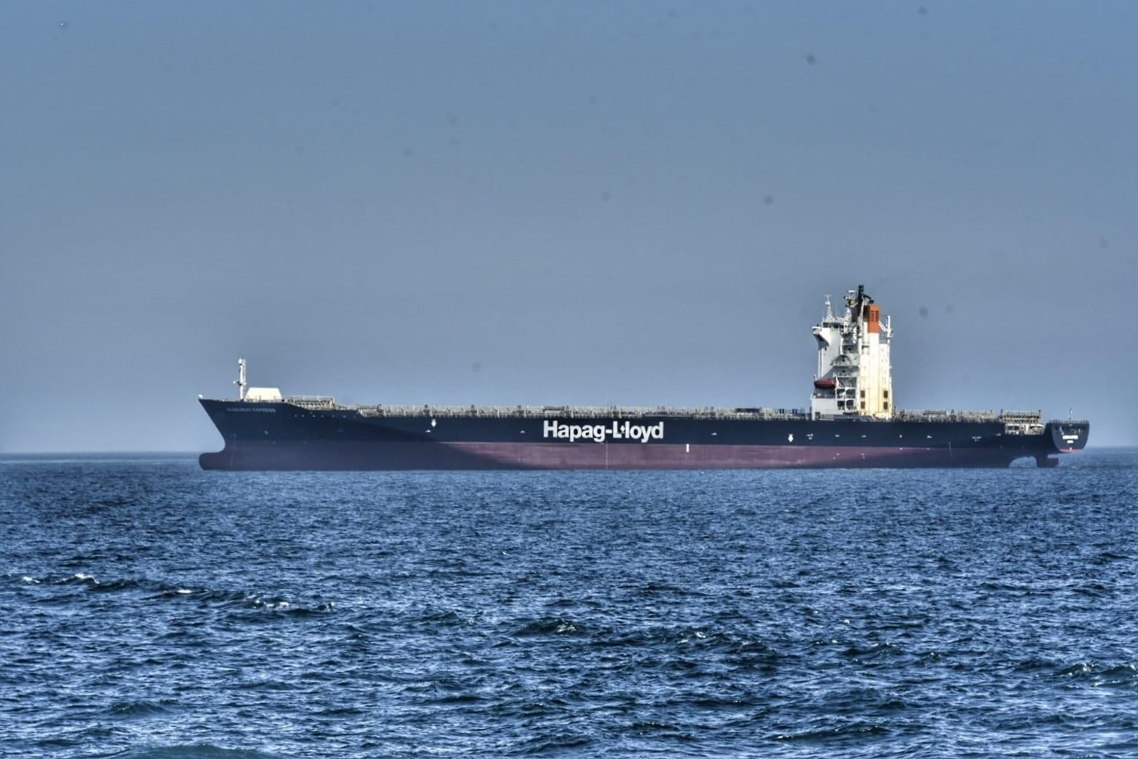 El 'Algeciras Express', fondeado este jueves ante la terminal de TTI Algeciras.