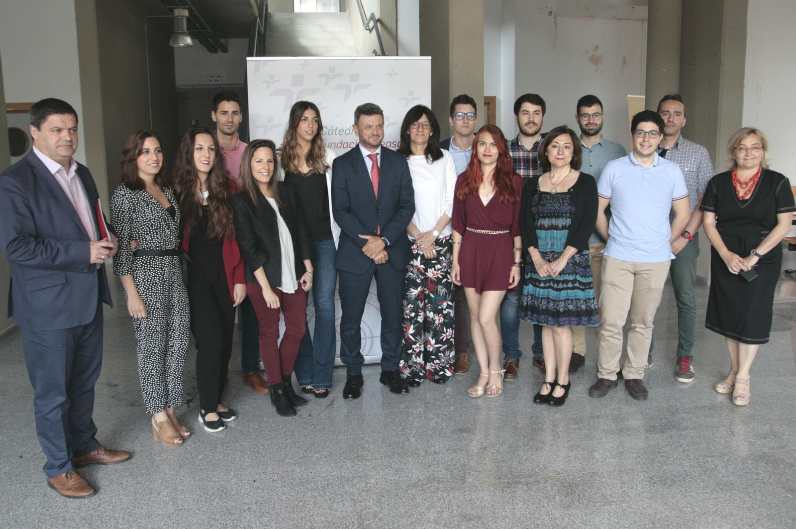 Alumnos 10C con Agustín Galán, Jesús Ivars, María Antonia Peña e Inés Garbayo, ayer, en la Facultad de Ciencias Experimentales.
