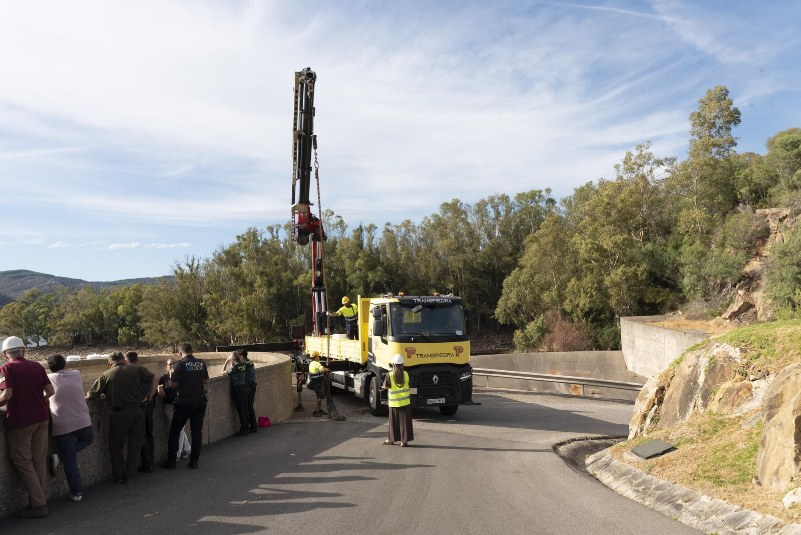 Las fotografías del rescate del helicóptero accidentado en el embalse de Guadarranque