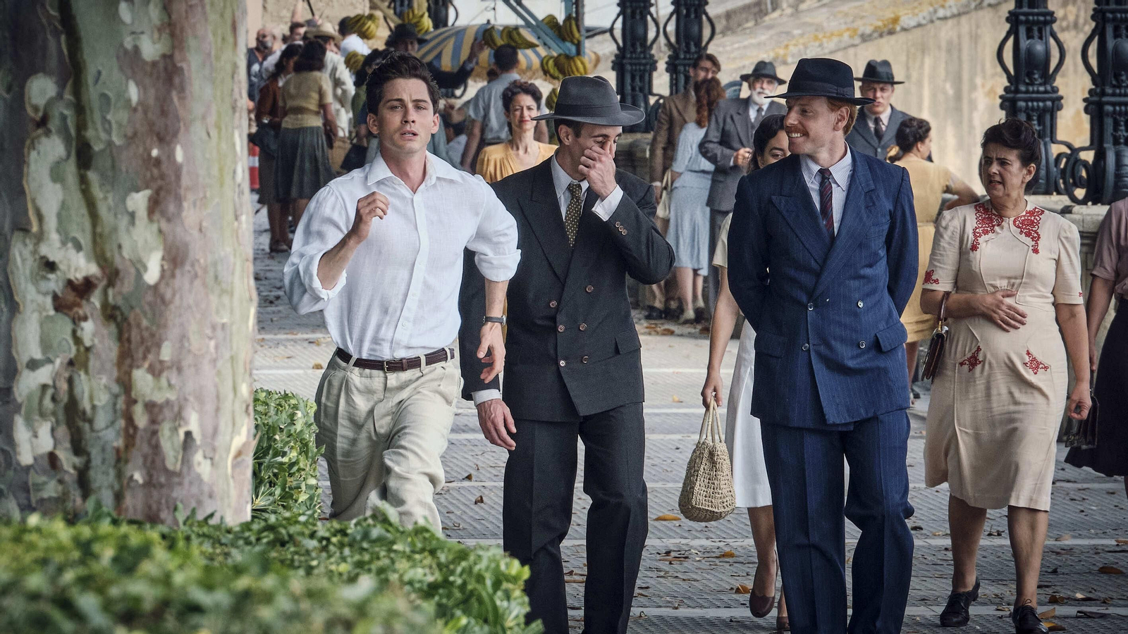 Momento del rodaje, en la Alameda, de la serie de Disney+ con Logan Lerman como protagonista.