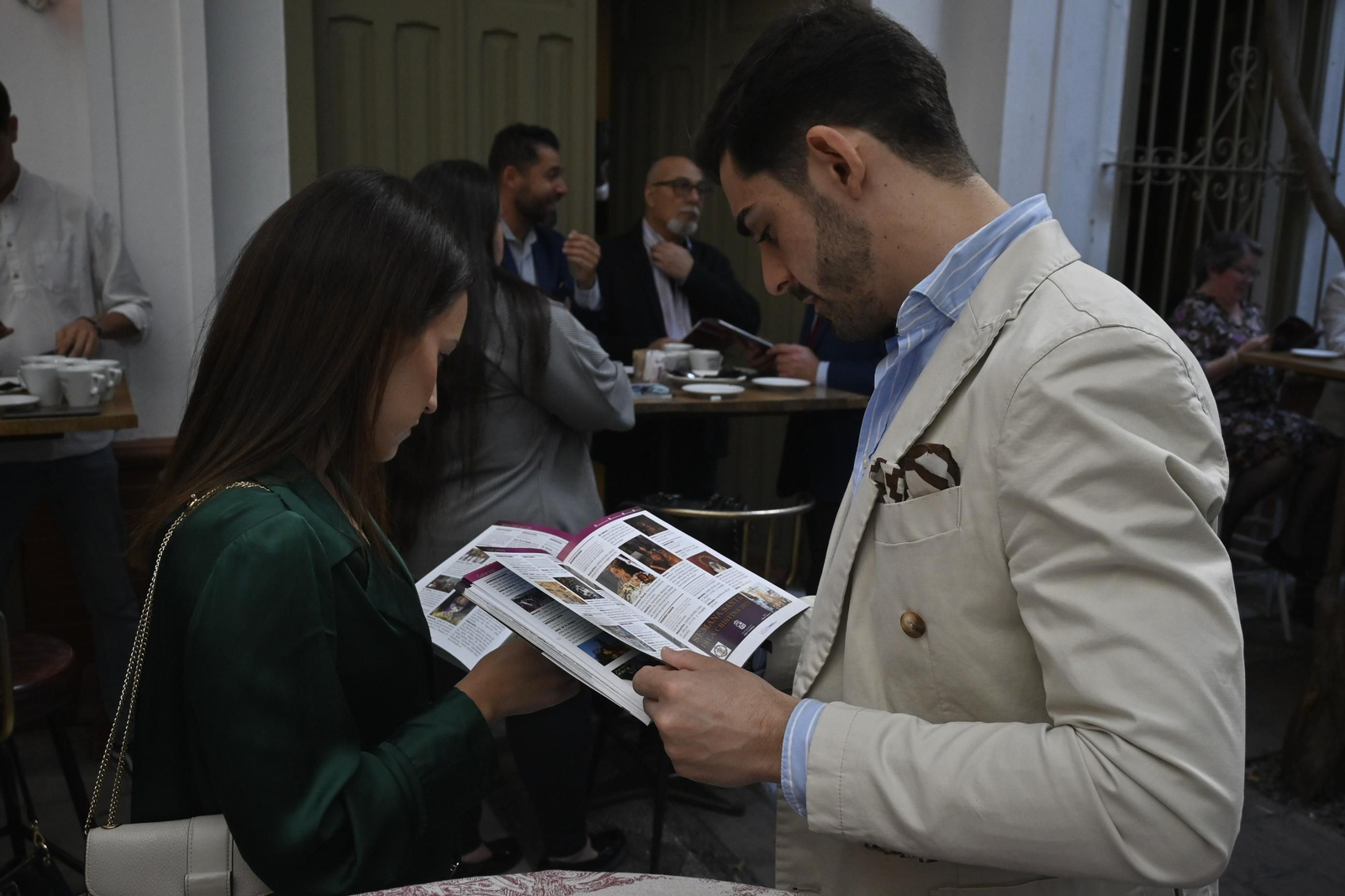 Ambiente en la presentación de la Guía de la Semana Santa de Huelva, en imágenes