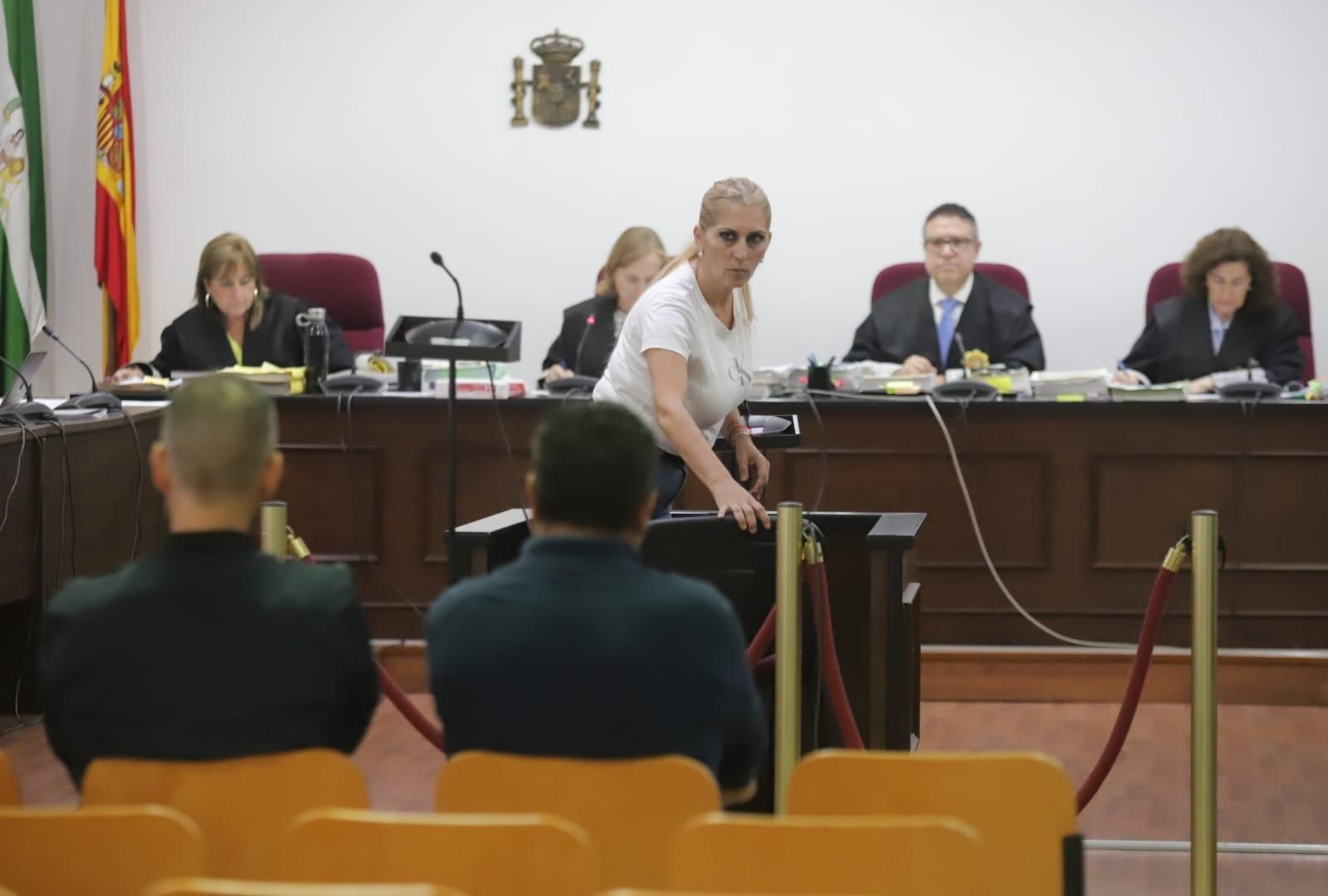 Milagros de los Dolores Figueroa Leiva, viuda de uno de los tripulantes, mira desafiante a Pedro Samuel Maza (sentado a la izquierda).