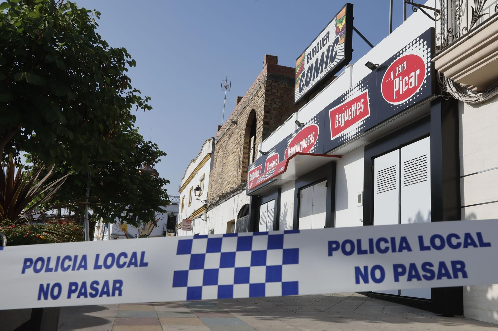 Precinto policial en el entorno de la hamburguesería donde ocurrieron los hechos en Las Cabezas de San Juan.