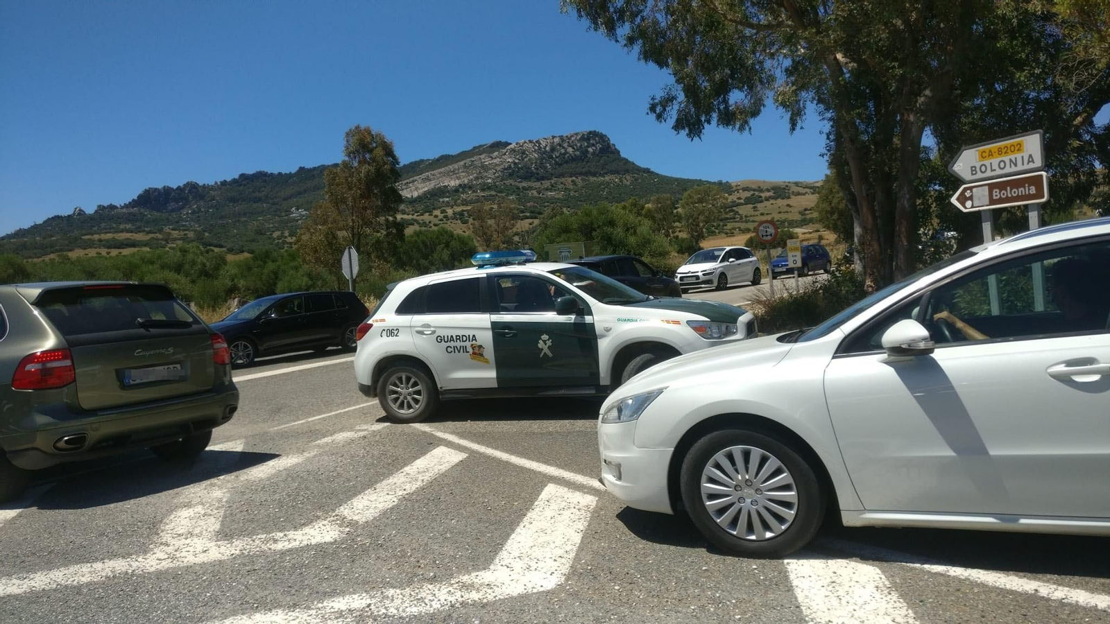 El acceso a la playa de Bolonia desde la N-340, este sábado.