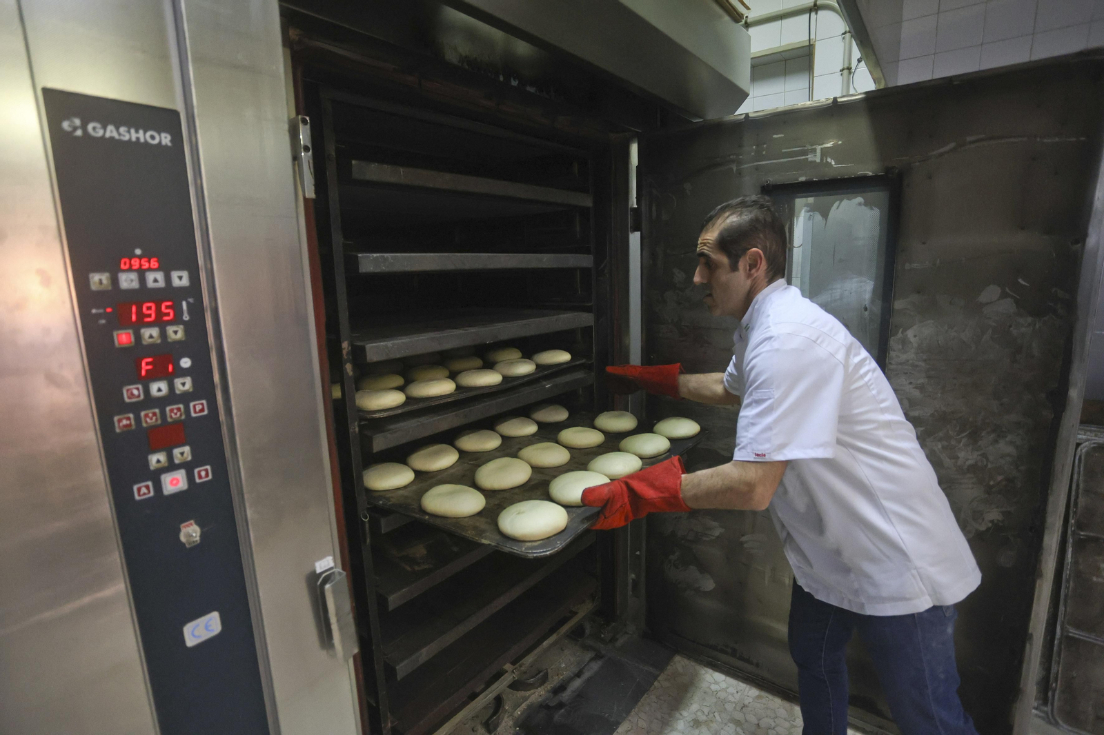 Juan Luis Serrano, propietario de la Panificadora Serrano, elaborando pan en el establecimiento.