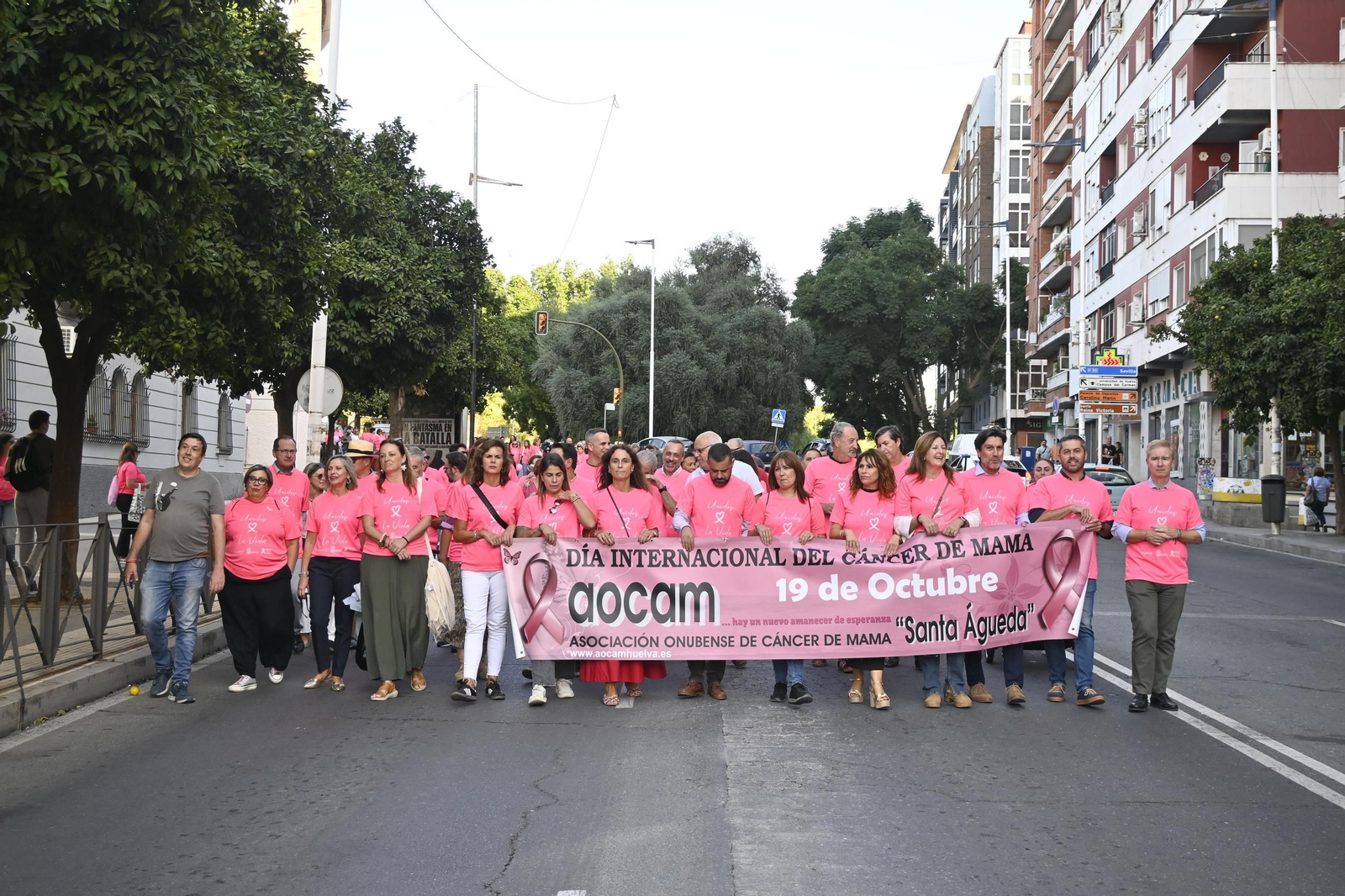 Cadena humana del día internacional del cáncer de mama