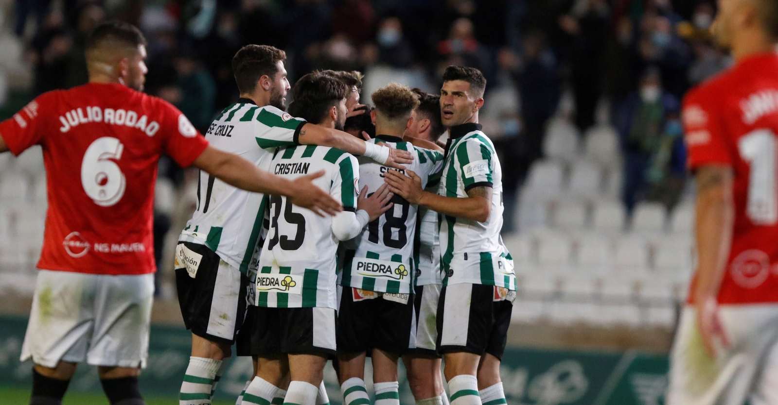 Los jugadores del Córdoba CF celebran uno de sus tres goles al Montijo en la primera vuelta.