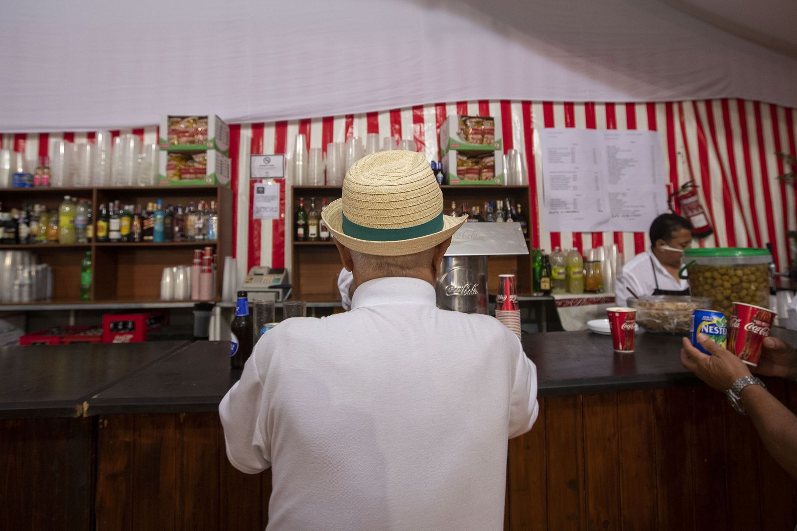 Un ciudadanos en la caseta municipal.