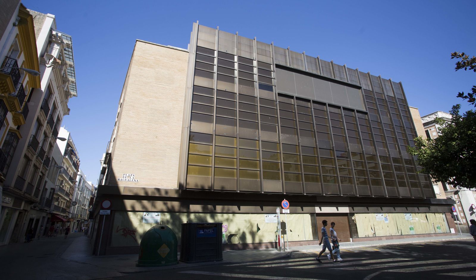 Fachada del edificio que fue de El Corte Inglés que da a la Plaza de la Magdalena.