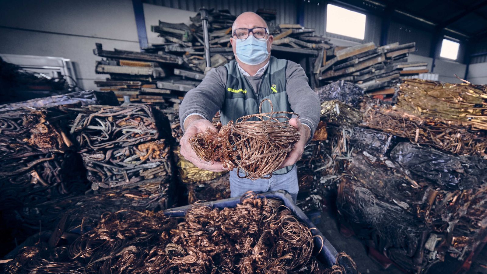 El agente Manuel Guirola muestra cable de cobre en una chatarrería.