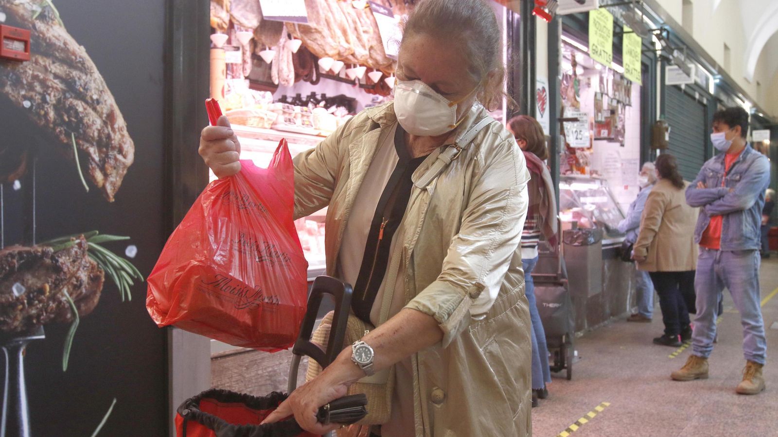 Francis Serrano compra todos los ingredientes para el perol