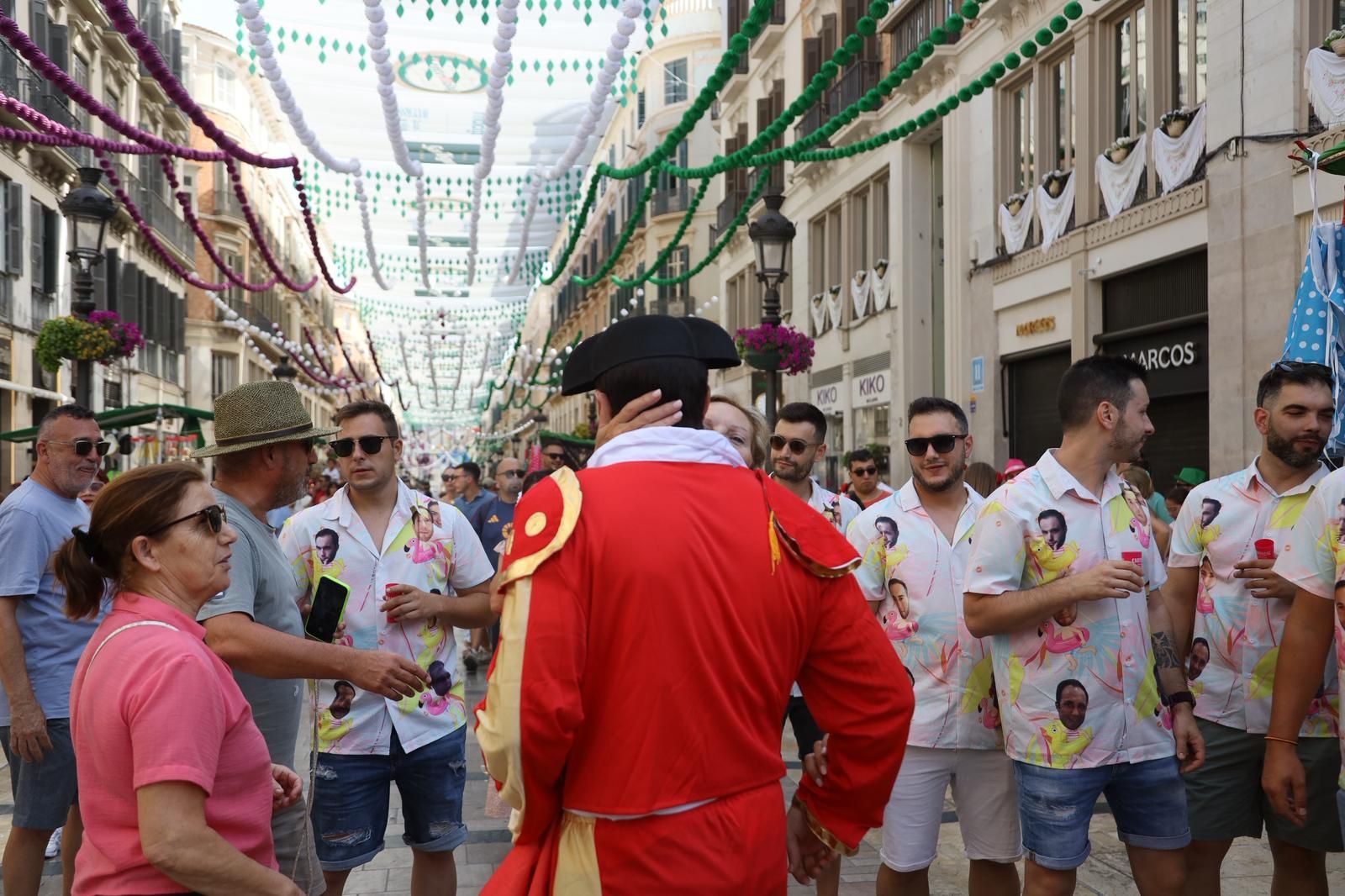 La fiesta en las calles del Centro de Málaga este domingo de Feria, en imágenes