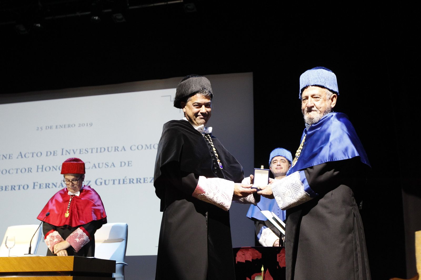 Carmelo Rodríguez, actual rector de la UAL, junto con Alberto Fernández, primer rector del centro, ahora investido Doctor Honoris Causa.