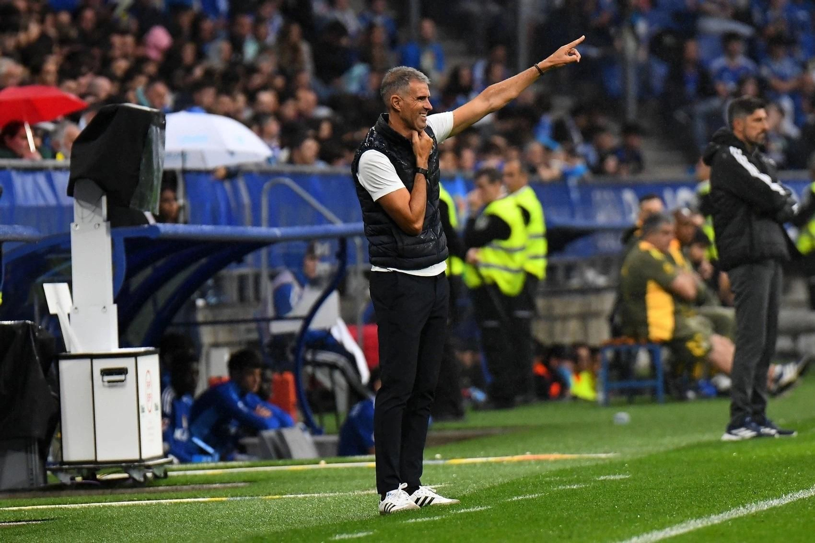 Gaizka Garitano da unas indicaciones bajo la lluvia.