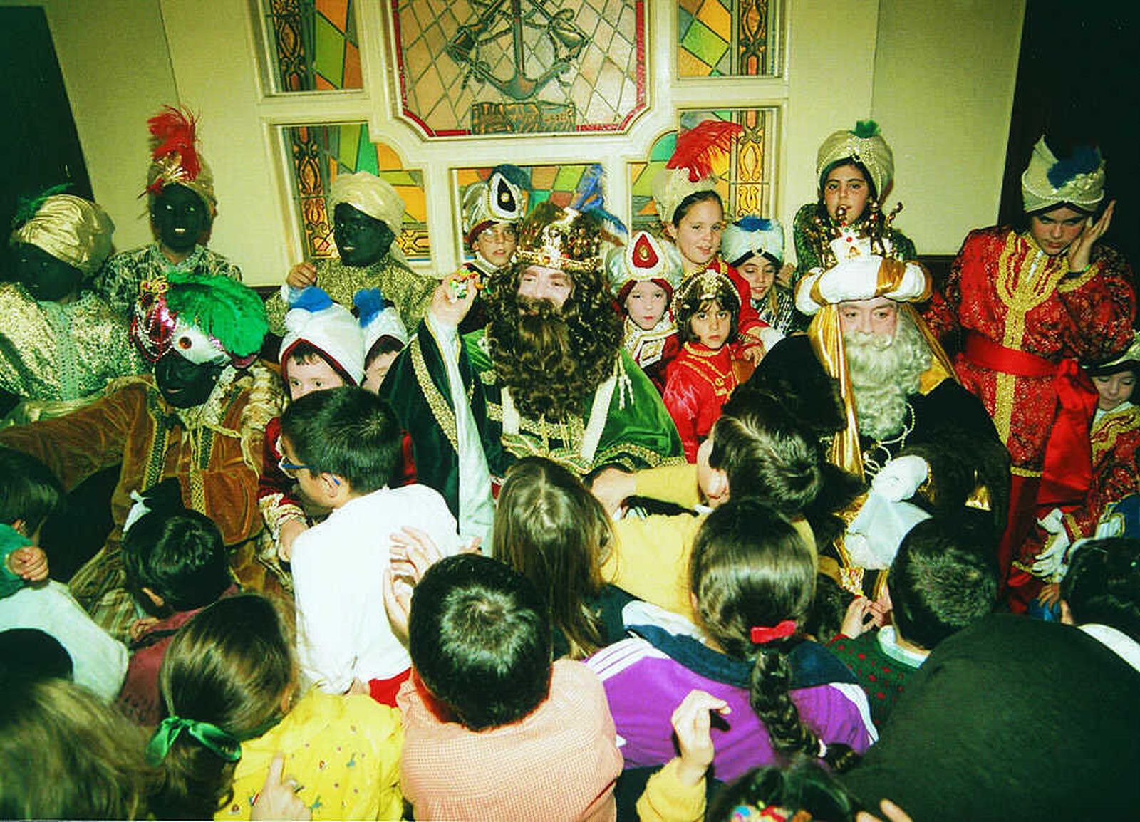 Los Reyes Magos, antes de la Cabalgata de la Ilusión de 1998, reciben a los niños en el desaparecido Cuartel de Instrución de Marinería (CIM) de San Fernando