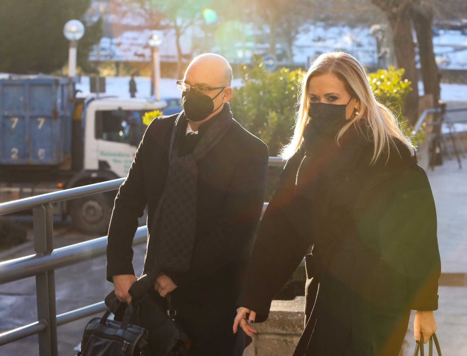 Cristina Cifuente, junto a su abogado, llegando a la Audiencia Provincial de Madrid.