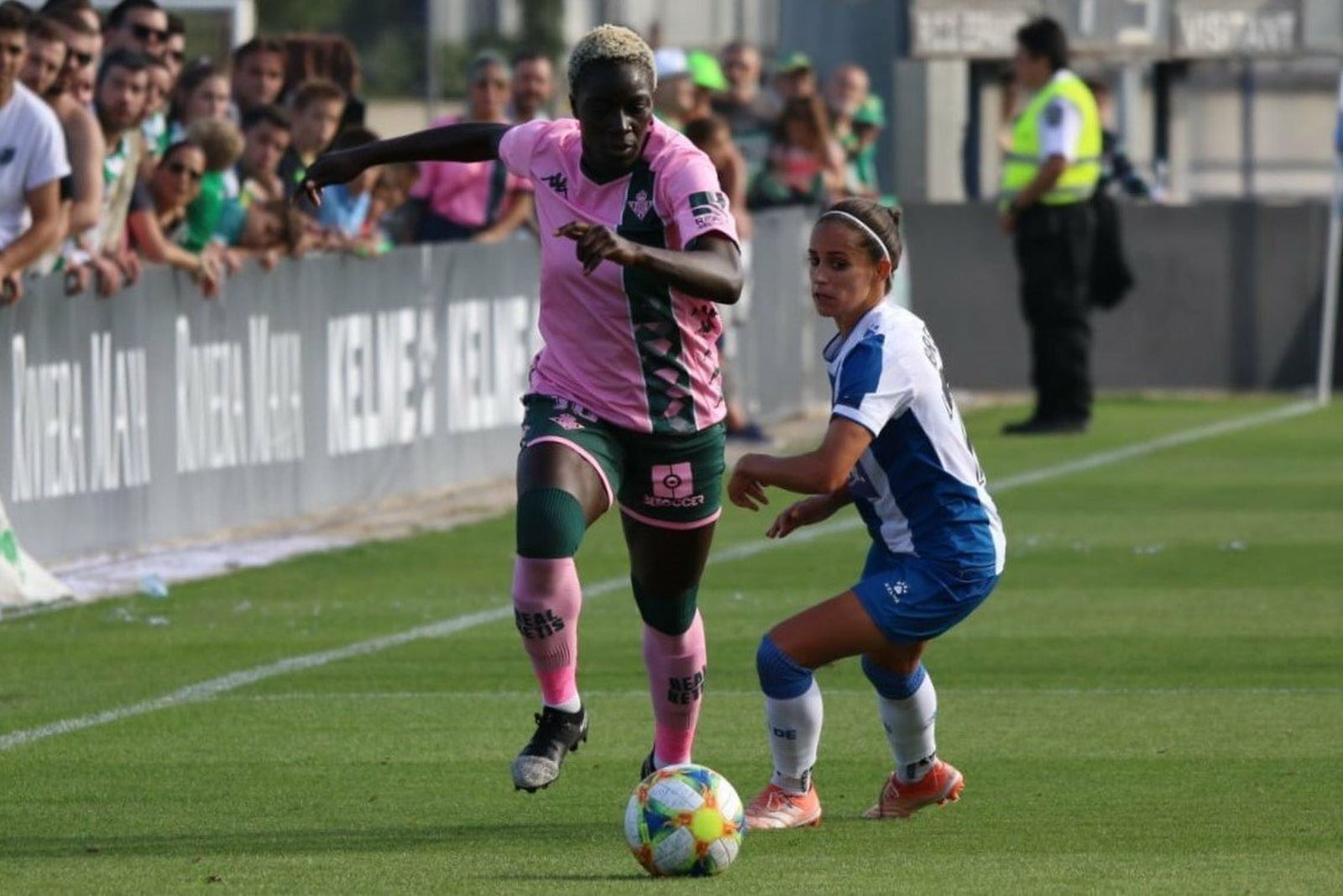 La bética Abam se marcha de una par.