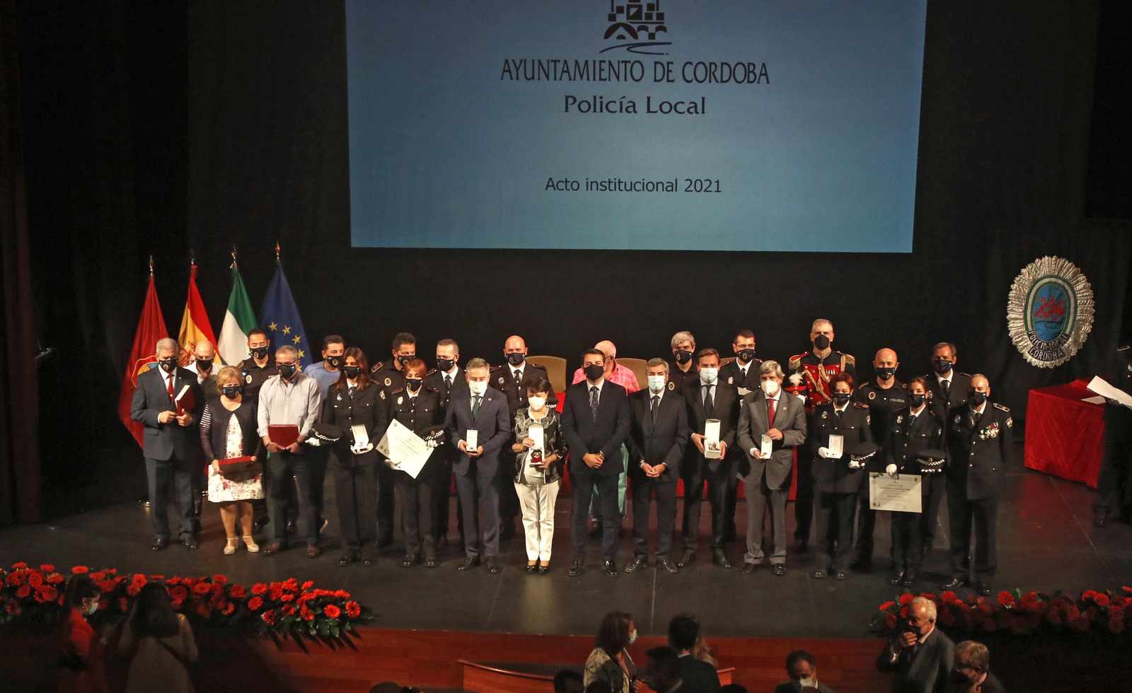 Foto de familia al final del acto celebrado en el Teatro Góngora.