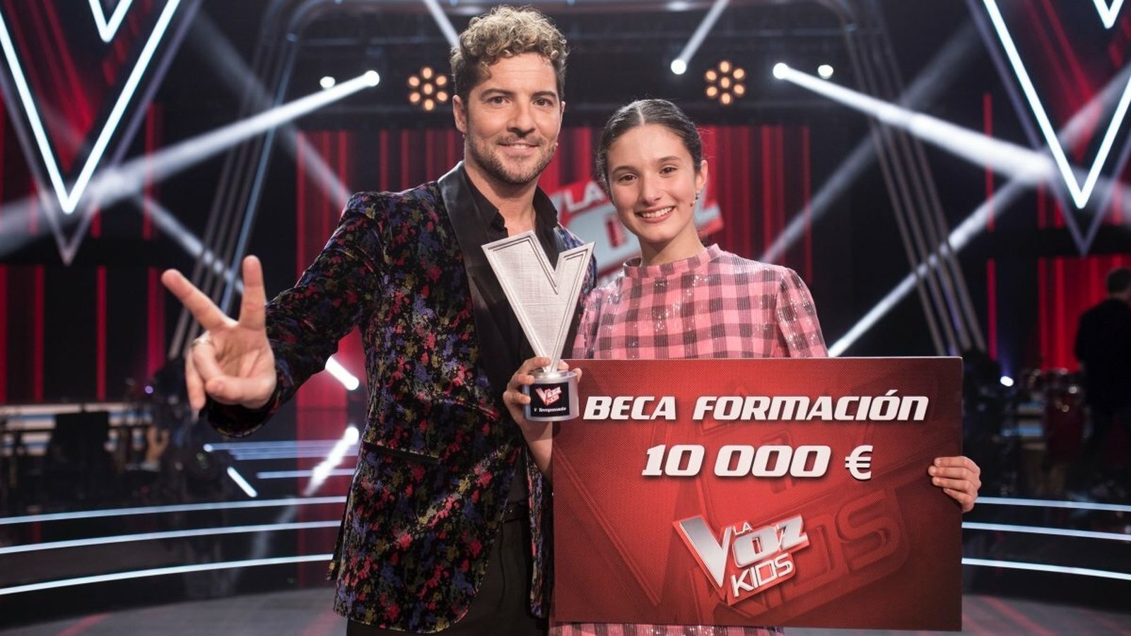 La vencedora, Irene Gil, recoge su premio de manos de su 'coach', David Bisbal.
