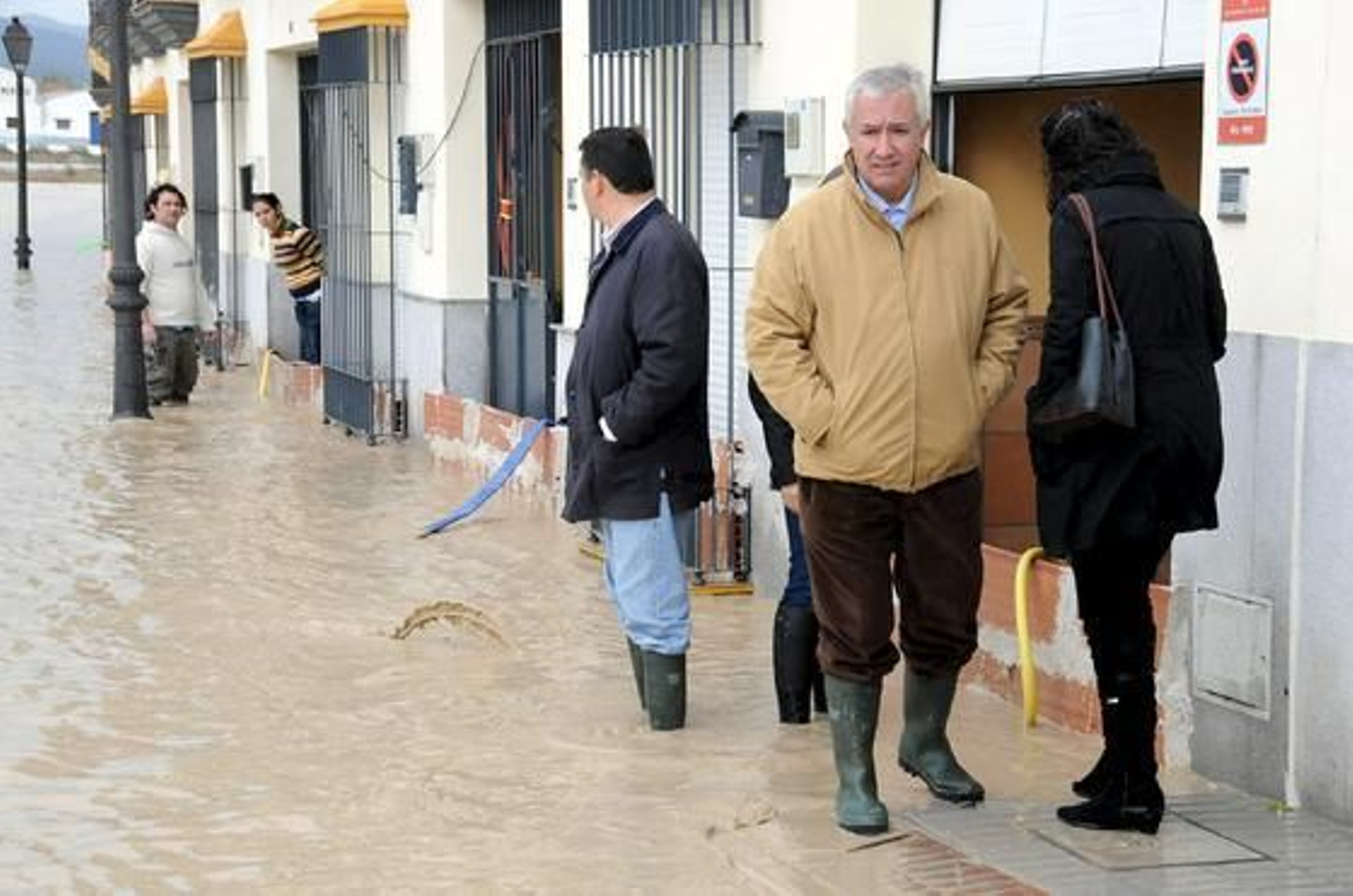 El Río Guadalquivir se desborda a su paso por Lora del Río.

Foto: EFE