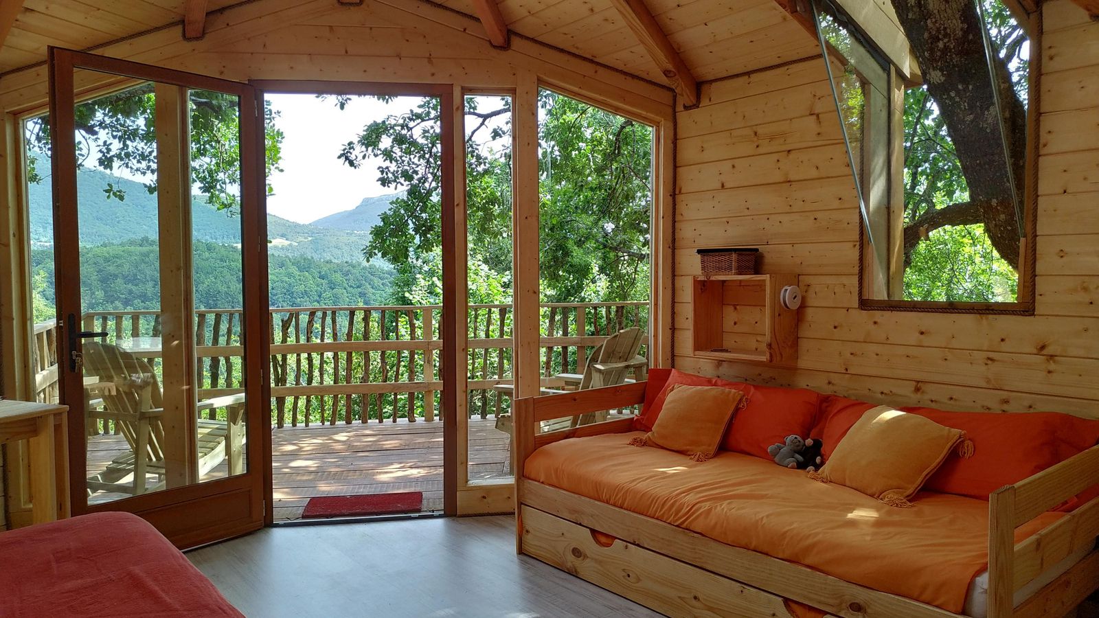Dormir en una cabaña en el árbol.