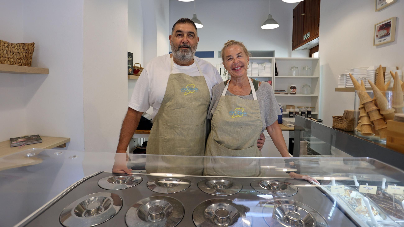 Luca y su mujer Rafaella en Deliziosa, la heladería que regentan en calle Tornería de Jerez.