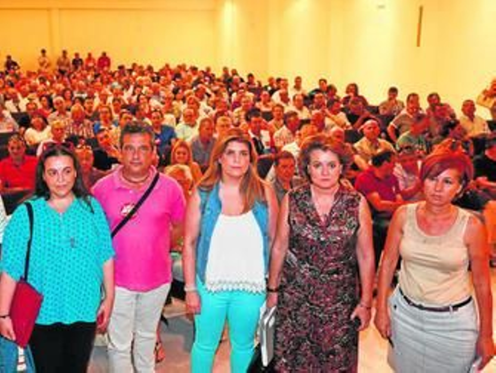 Mónica Palomo y Lola Villalba, entre otros representantes sindicales, ayer en la asamblea.