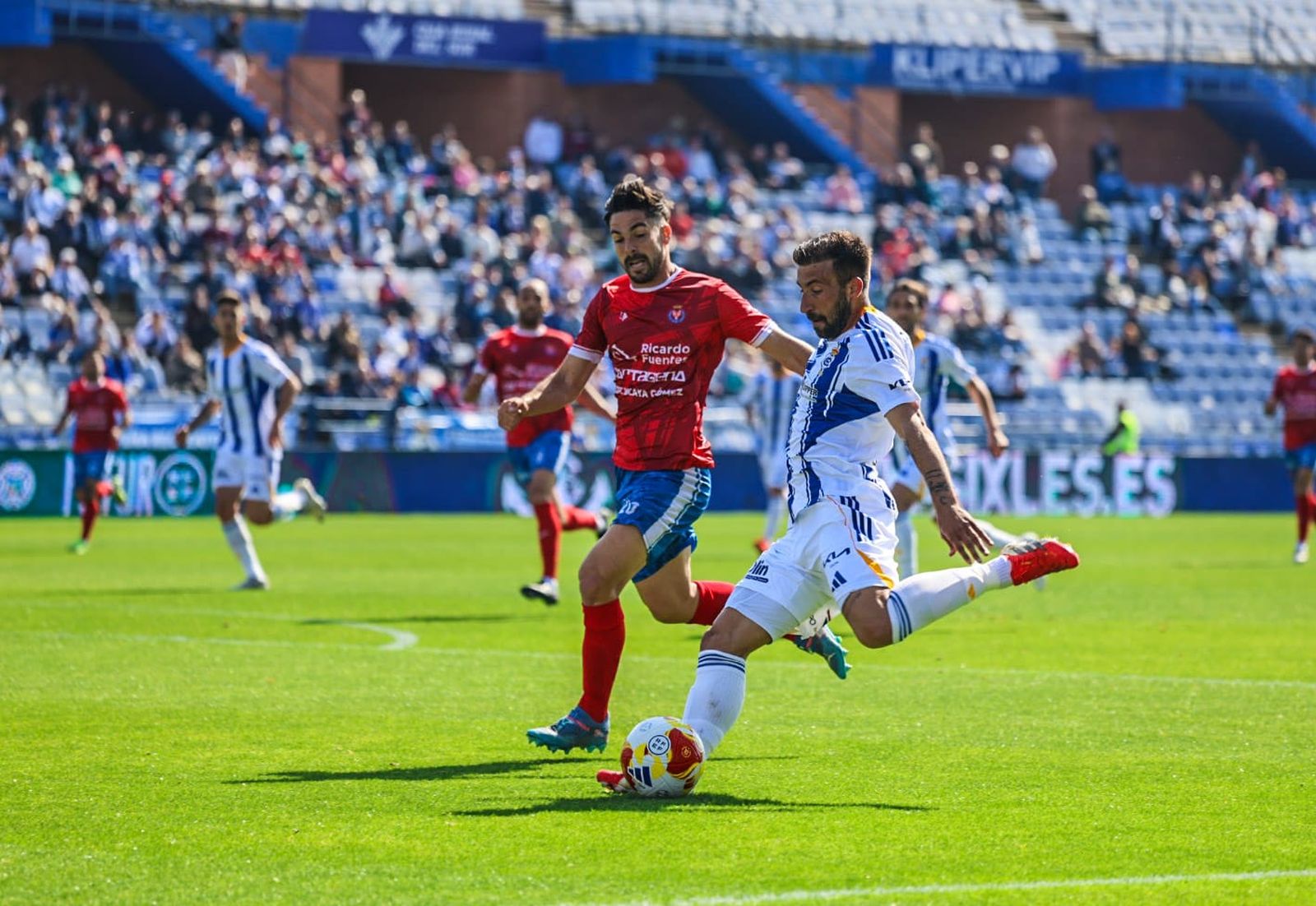 Aitor García pone el centro del primer gol.